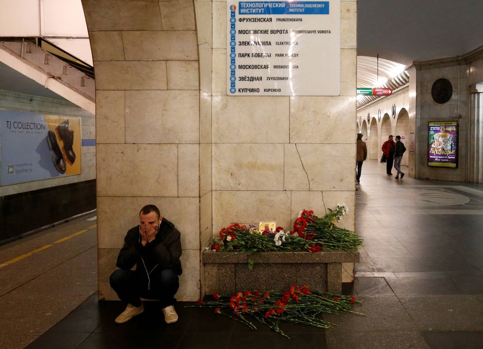 Foto: Un hombre reacciona ante un homenaje a las víctimas del atentado de San Petersburgo, el 4 de abril de 2017. (Reuters)  
