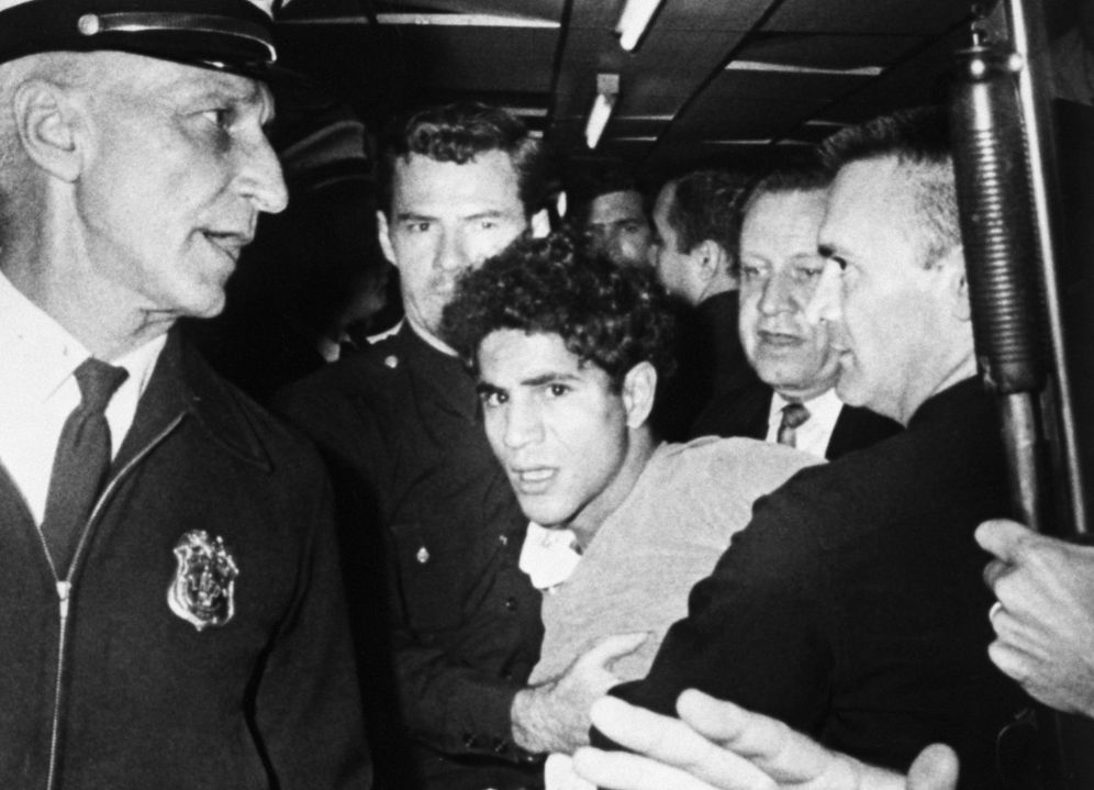 Foto: Sirhan Sirhan, en el hotel Ambassador, tras ser aprehendido por el asesinato de Robert F. Kennedy. (Bettmann/Corbis)