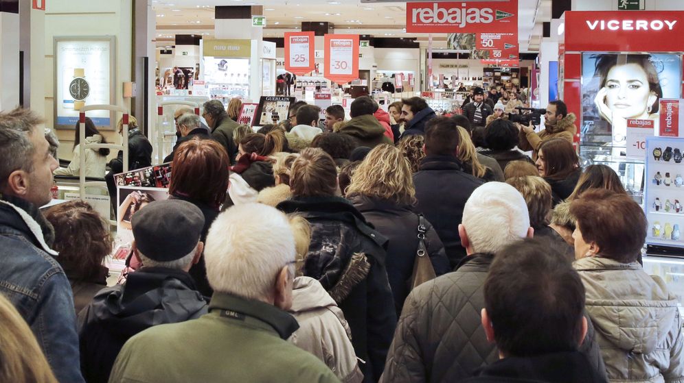 Foto: Cientos de personas compran este sábado en unos grandes almacenes, en Pamplona. (EFE)